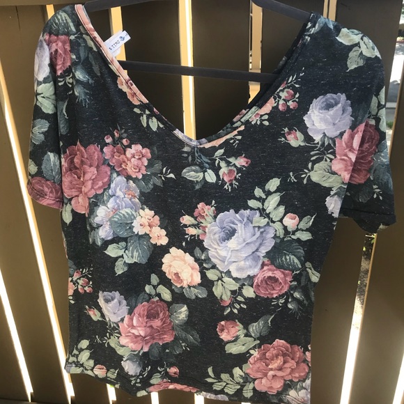 🌸Full tilt floral T-shirt - Picture 2 of 2